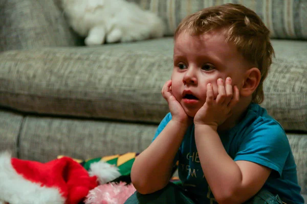 2011 Maloyaroslavets Ρωσία Ένα Μικρό Αγόρι Που Βλέπει Τηλεόραση Θολούρα — Φωτογραφία Αρχείου