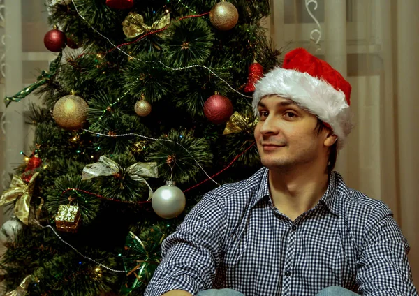 2011 Maloyaroslavets Russia Young Guy Wearing Santa Claus Hat Sitting — Stock Photo, Image