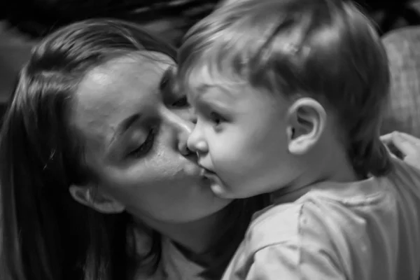 2011 Maloyaroslavets Russie Une Jeune Femme Embrasse Son Petit Fils — Photo