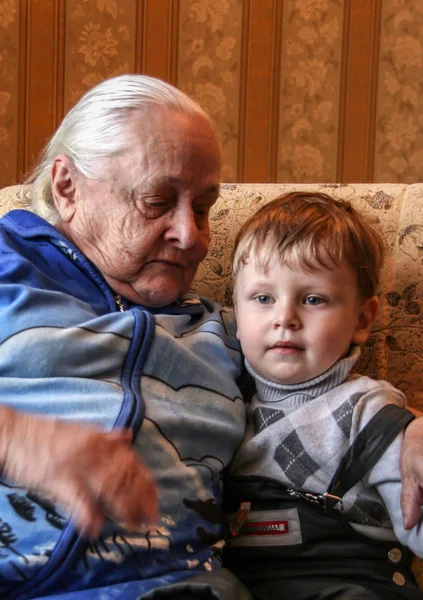 2011 Maloyaroslavets Rusia Niño Bisabuela Sentados Sillón Retrato Niño Pequeño —  Fotos de Stock