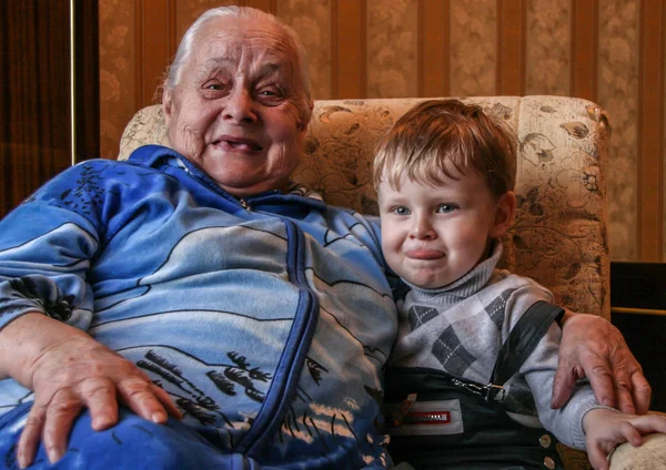 2011 Maloyaroslavets Rusia Niño Bisabuela Sentados Sillón Retrato Niño Pequeño —  Fotos de Stock