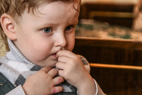 2011 Maloyaroslavets ロシア 小さな男の子が唇を広げてテレビを見ている 小さな子供の肖像画 穀物効果をぼかす — ストック写真