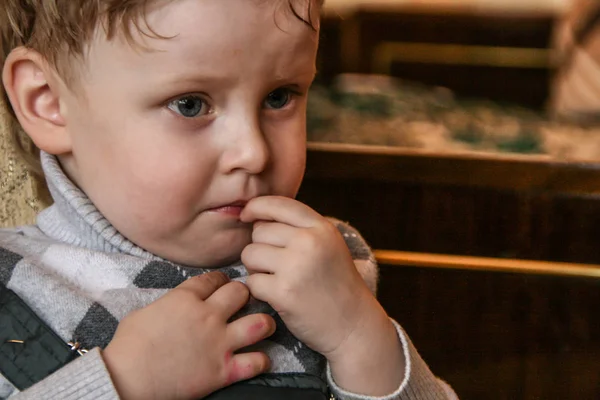 2011 Maloyaroslavets Rusia Niño Pequeño Trenzando Los Labios Viendo Televisión —  Fotos de Stock