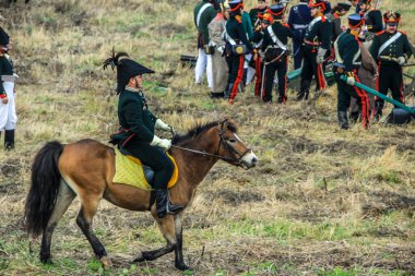 21.10.2012, Maloyaroslavets, Rusya. Ata binmiş bir grup insan (komutanlar) Napolyon ordusu şeklinde piyade birliklerinin önünde duruyorlar..