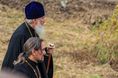 21.10.2012, Maloyaroslavets, Rusya. Hıristiyan Ortodoks rahiplerinden ikisi sahada yürüyor.