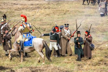 21.10.2012, Maloyaroslavets, Rusya. Ata binmiş bir grup insan (komutanlar) Napolyon ordusu şeklinde piyade birliklerinin önünde duruyorlar..