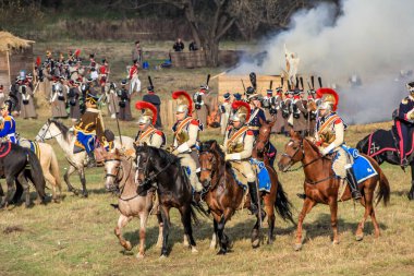 21.10.2012, Maloyaroslavets, Rusya. Ata binmiş bir grup insan (komutanlar) Napolyon ordusu şeklinde piyade birliklerinin önünde duruyorlar..