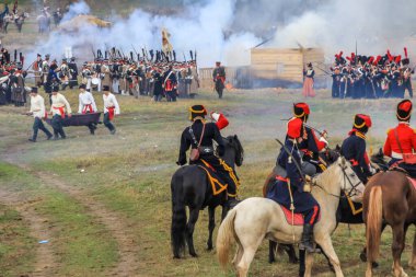21.10.2012, Maloyaroslavets, Rusya. Ata binmiş bir grup insan (komutanlar) Napolyon ordusu şeklinde piyade birliklerinin önünde duruyorlar..