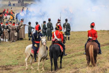 21.10.2012, Maloyaroslavets, Rusya. Ata binmiş bir grup insan (komutanlar) Napolyon ordusu şeklinde piyade birliklerinin önünde duruyorlar..