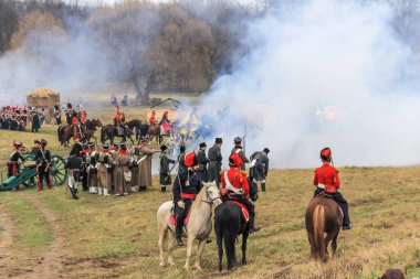 21.10.2012, Maloyaroslavets, Rusya. Ata binmiş bir grup insan (komutanlar) Napolyon ordusu şeklinde piyade birliklerinin önünde duruyorlar..