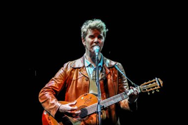 19.10.2012, Moskova, Rusya. Brazzaville 'li Soloist - Amerikalı bağımsız pop grubu - sahnede mikrofon başında gitar çalıyor..