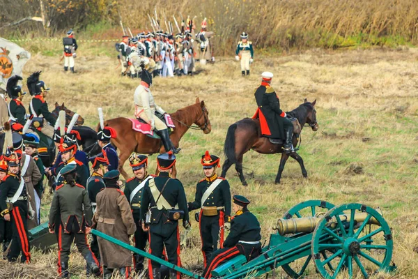 2012 Maloyaroslavets ロシア 指揮官 の一団がナポレオン軍の形で歩兵の前に立っています — ストック写真