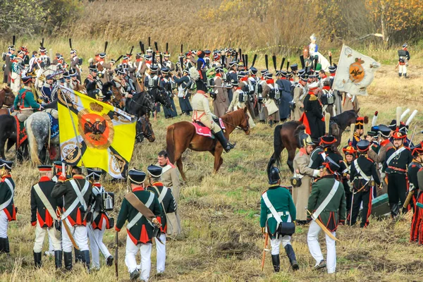 2012 Maloyaroslavets ロシア 指揮官 の一団がナポレオン軍の形で歩兵の前に立っています — ストック写真