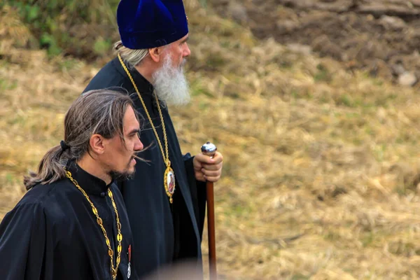 2012 Малоярославец Россия Двое Православных Священников Ходят Полю — стоковое фото