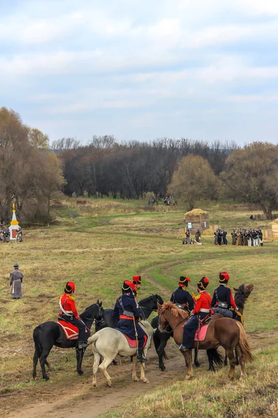 2012 Maloyaroslavets Rusia Grupo Personas Caballo Comandantes Están Pie Frente — Foto de Stock