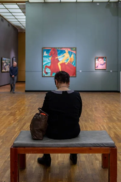 2017 Moskau Russland Eine Frau Sitzt Der Tretjakow Galerie Gegenüber — Stockfoto