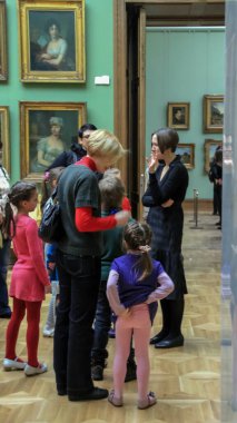 18.02.2012, Moskova, Rusya. Tretyakov Galerisi 'nde farklı yaşlardan ziyaretçiler. Moskova 'yı gezen bir turist.