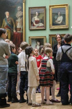 18.02.2012, Moskova, Rusya. Tretyakov Galerisi 'nde farklı yaşlardan ziyaretçiler. Moskova 'yı gezen bir turist.