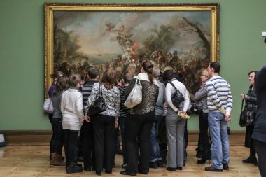 18.02.2012, Moskova, Rusya. Tretyakov Galerisi 'nde farklı yaşlardan ziyaretçiler. Moskova 'yı gezen bir turist.
