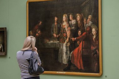 18.02.2012, Moskova, Rusya. Tretyakov Galerisi 'nde farklı yaşlardan ziyaretçiler. Moskova 'yı gezen bir turist.