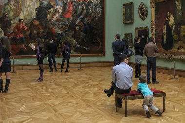 18.02.2012, Moskova, Rusya. Tretyakov Galerisi 'nde farklı yaşlardan ziyaretçiler. Moskova 'yı gezen bir turist.