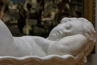 18.02.2012, Moskova, Rusya. Tretyakov Galerisi 'nin etrafında dolaşıyordu. Resmin arka planında uyuyan çocuk heykeli