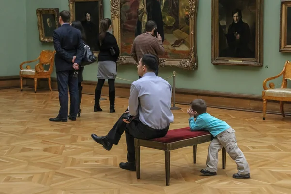 18.02.2012, Moskova, Rusya. Tretyakov Galerisi 'nde farklı yaşlardan ziyaretçiler. Moskova 'yı gezen bir turist.