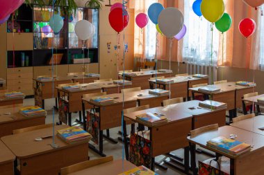 01.09.2015, Maloyaroslavets, Rusya. 1 Eylül için dekore edilmiş sınıf: masaların üzerinde renkli balonlar.