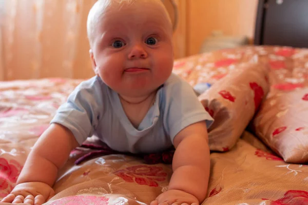 Niño Recién Nacido Con Ropa Azul Yace Cama Dormitorio Los — Foto de Stock