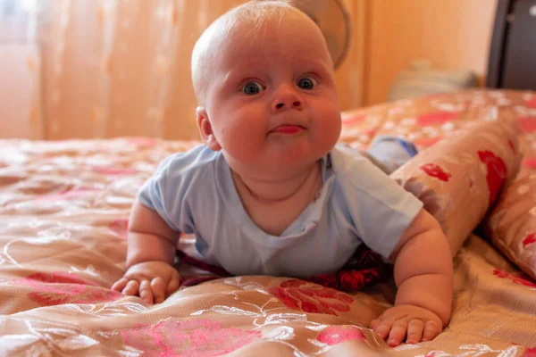 Nyfödd Pojke Blå Kläder Ligger Sängen Föräldrarnas Sovrum Och Tittar — Stockfoto