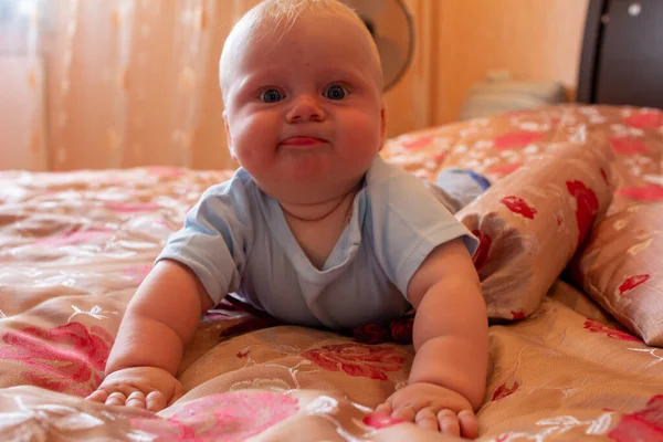 Nyfödd Pojke Blå Kläder Ligger Sängen Föräldrarnas Sovrum Och Tittar — Stockfoto