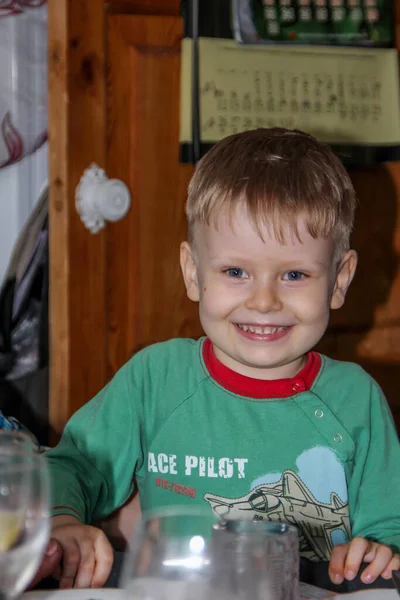 2012 Maloyaroslavets Rusland Een Leuke Jongen Die Thuis Aan Tafel — Stockfoto