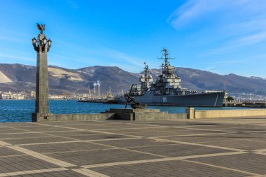 09.12.2012, Novorossiysk, Rusya. Deniz manzarası kruvazör ve dağların arka planında.