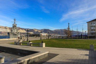 09.12.2012, Novorossiysk, Rusya. Suvorov tarafından denizcilerin eşlerine adanmış bir heykel kompozisyonu. Rusya 'nın manzarası.