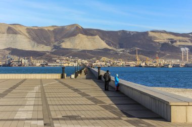 09.12.2012, Novorossiysk, Rusya. Deniz manzarası kruvazör ve dağların arka planında.