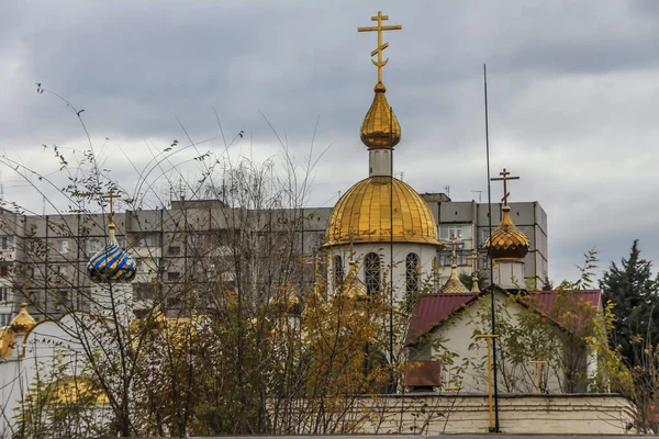 2012 Krasnodar Russia 城市景观 在灰蒙蒙的天空背景下 有一个古老的弯曲的城市 — 图库照片