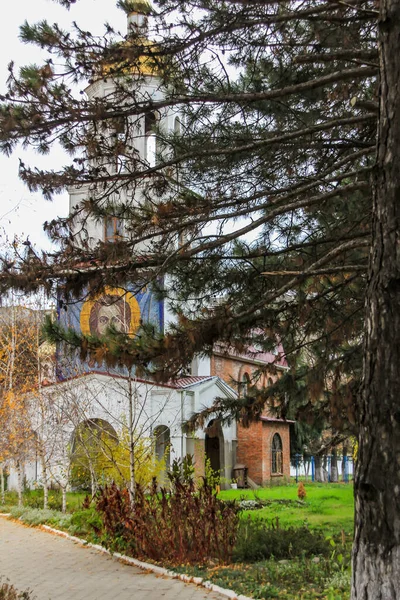 2012 Krasnodar Rússia Cityscape Com Velho Curch Cidade Fundo Céu — Fotografia de Stock