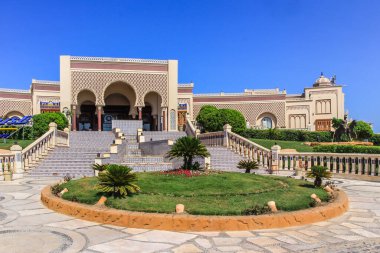 20.09.2012, Hurghada, Mısır. Mavi gökyüzünün arka planında otelin ön cephesi. Afrika 'yı dolaş.