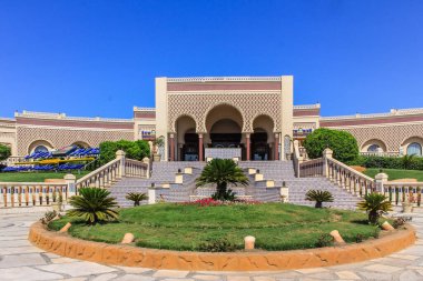 20.09.2012, Hurghada, Mısır. Mavi gökyüzünün arka planında otelin ön cephesi. Afrika 'yı dolaş.