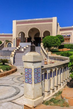 20.09.2012, Hurghada, Mısır. Mavi gökyüzünün arka planında otelin ön cephesi. Afrika 'yı dolaş.