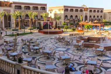 20.09.2012, Hurghada, Mısır. Büyük bir çeşme, turistler otelin içinde.