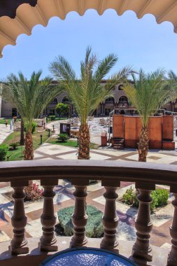 19.09.2012, Hurghada, Mısır. Otelin içinde bir çeşme, palmiye ağaçları, yüzme havuzu, balkon manzarası olan bir bölge..