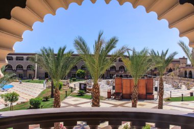 19.09.2012, Hurghada, Mısır. Otelin içinde bir çeşme, palmiye ağaçları, yüzme havuzu, balkon manzarası olan bir bölge..