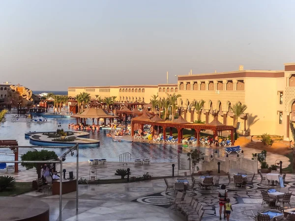 2012 Hurghada Egypten Stor Pool Med Avkopplande Turister Från Olika — Stockfoto