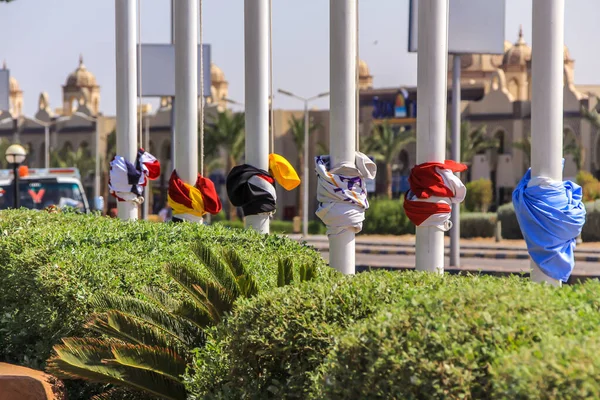 2012 Hurghada Egito Bandeiras Meio Mastro Nos Mastros Praça Frente — Fotografia de Stock