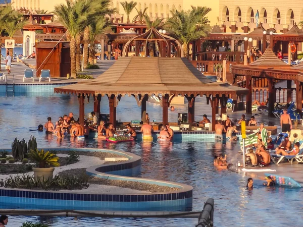 2012 Hurghada Egipto Una Gran Piscina Con Relajantes Turistas Diferentes —  Fotos de Stock