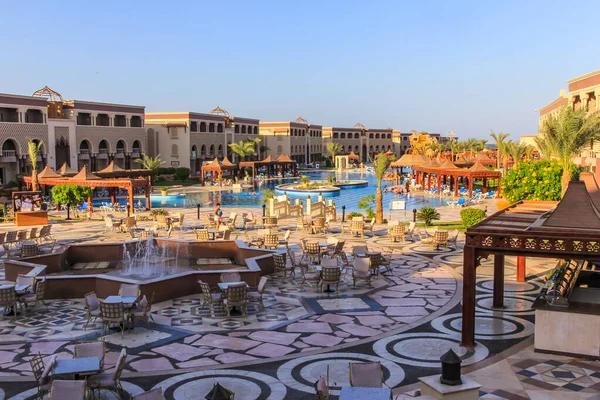 2012年 エジプトのフルガダ ホテルの中には大きな噴水や観光客がいて — ストック写真