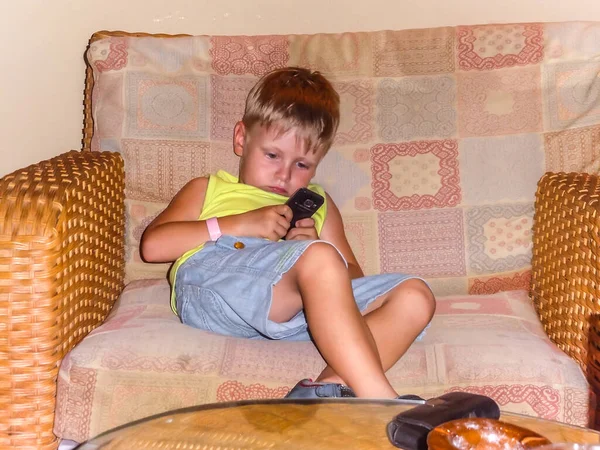 Pequeño Peluquero Rubio Tumbado Sillón Jugando Teléfono Niño Jugando Esta — Foto de Stock