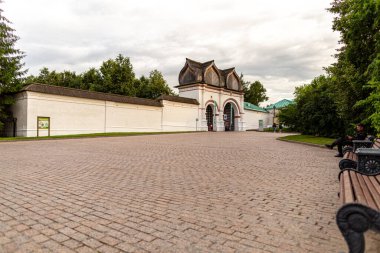 19.07.2020, Moskova, Rusya. Spassky Kapısı, 17. yüzyılda Kolomenskoye Müzesi-Reserve bölgesinde yapılmış bir mimari anıttır..