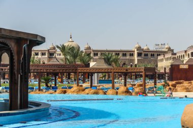 17.09.2012, Hurghada, Mısır. Otelin içinde farklı ülkelerden gelen turistleri rahatlatan büyük bir yüzme havuzu..